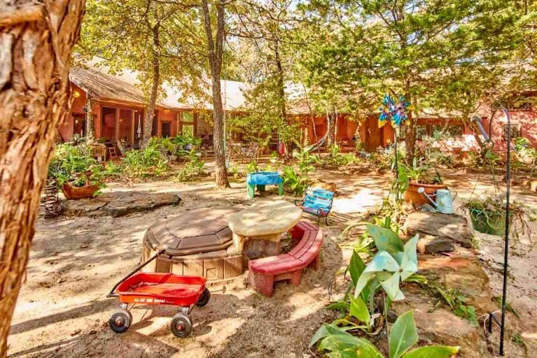 Cabins (United States of America, Ben Wheeler, Texas)