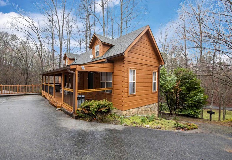 Fantastic Cabin with Hot-Tub Perfect for a Getaway in Sevierville, Tennessee
