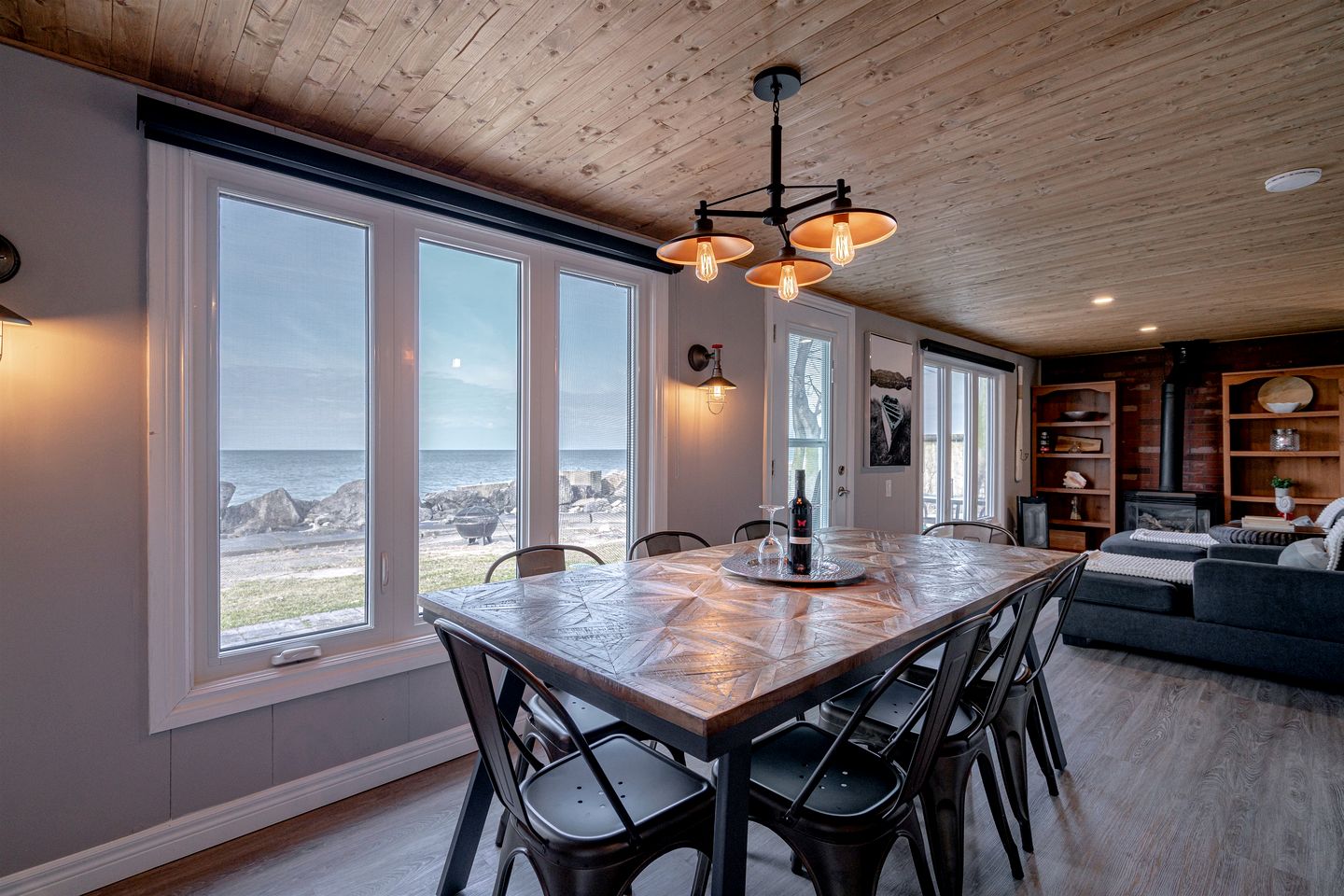 Fantastic Cottage with Fire Pit and Hot-tub in Leamington, Ontario