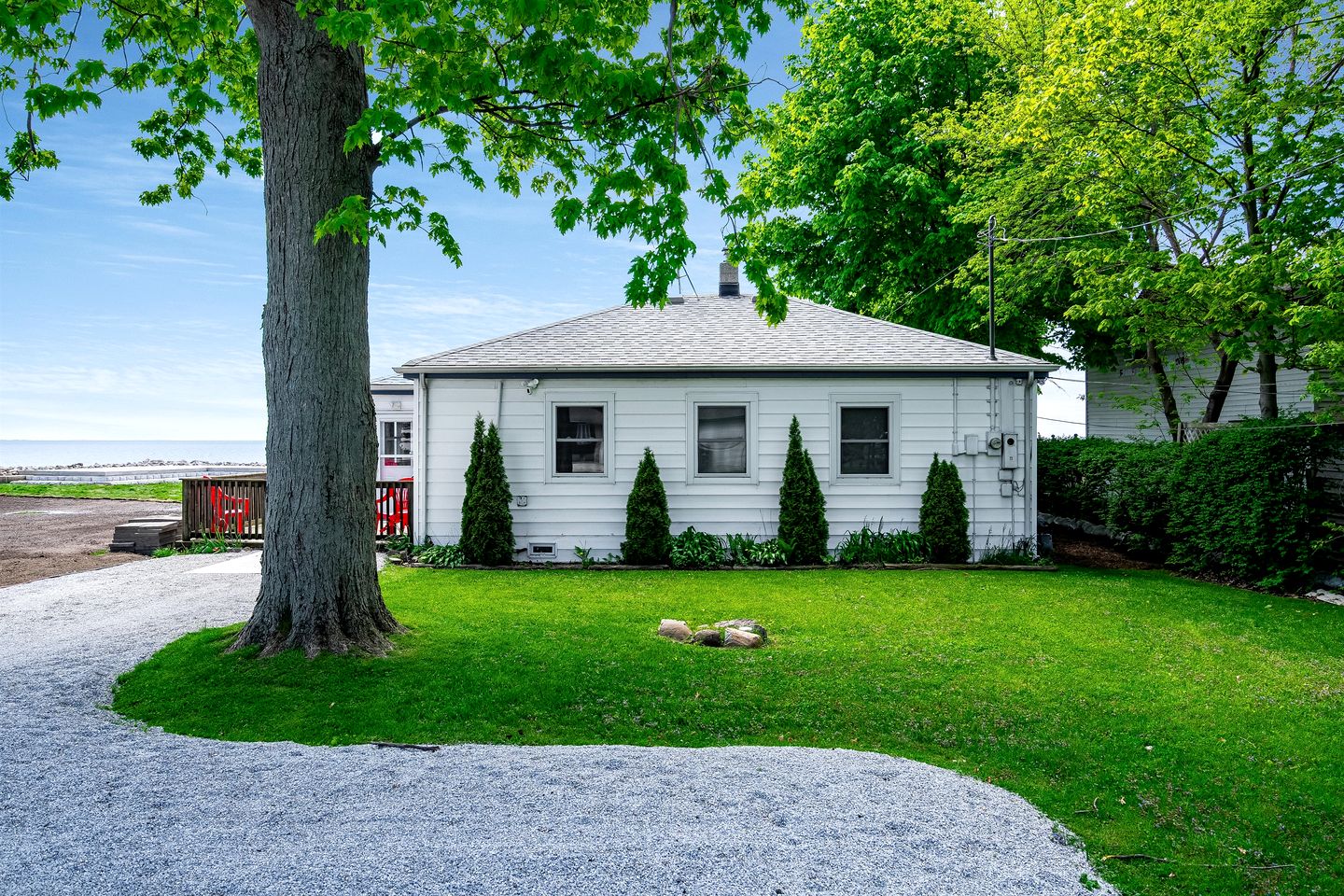 Fantastic Cottage with Fire Pit and Hot-tub in Leamington, Ontario