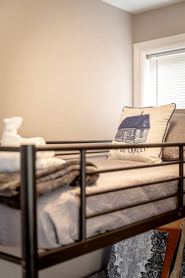 Fantastic Cottage with Fire Pit and Hot-tub in Leamington, Ontario