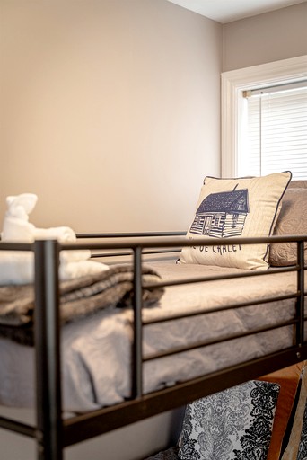 Cottages (Canada, Leamington, Ontario)