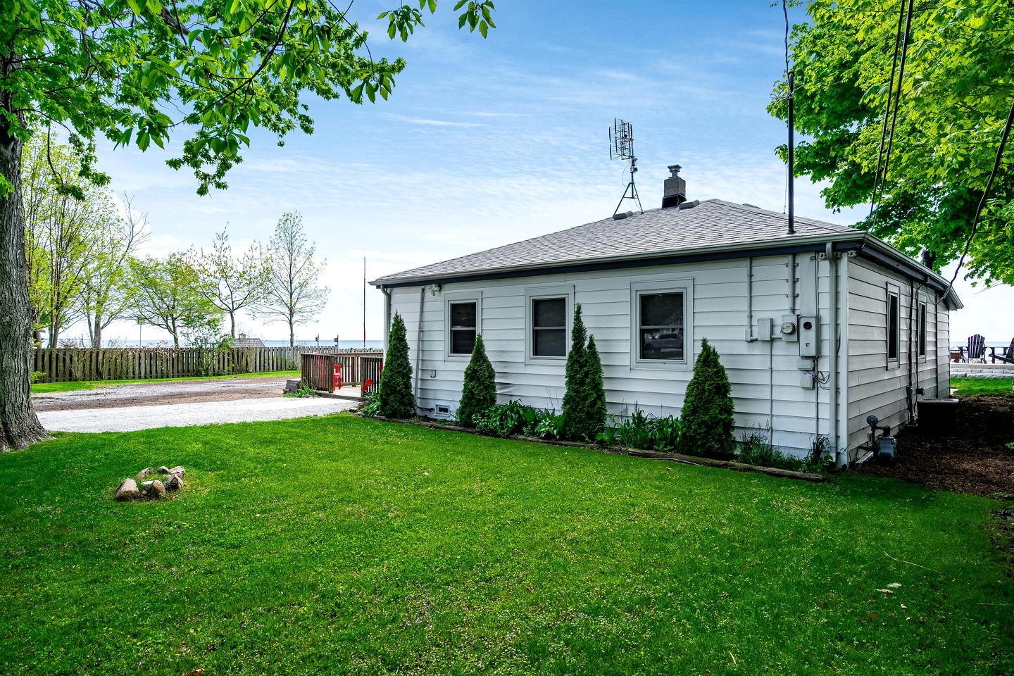 Fantastic Cottage with Fire Pit and Hot-tub in Leamington, Ontario