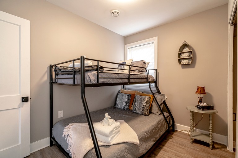 Cottages (Canada, Leamington, Ontario)