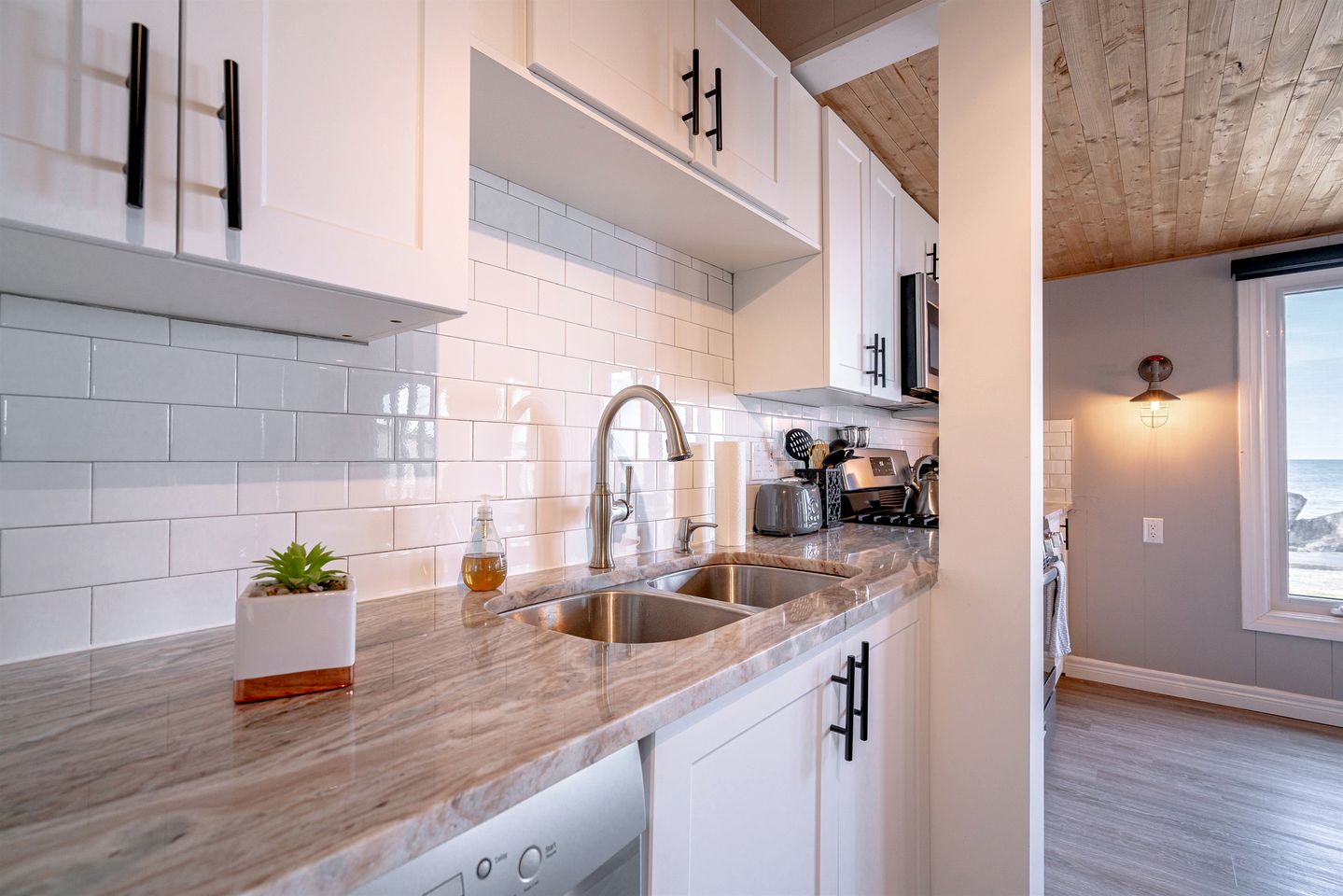 Fantastic Cottage with Fire Pit and Hot-tub in Leamington, Ontario