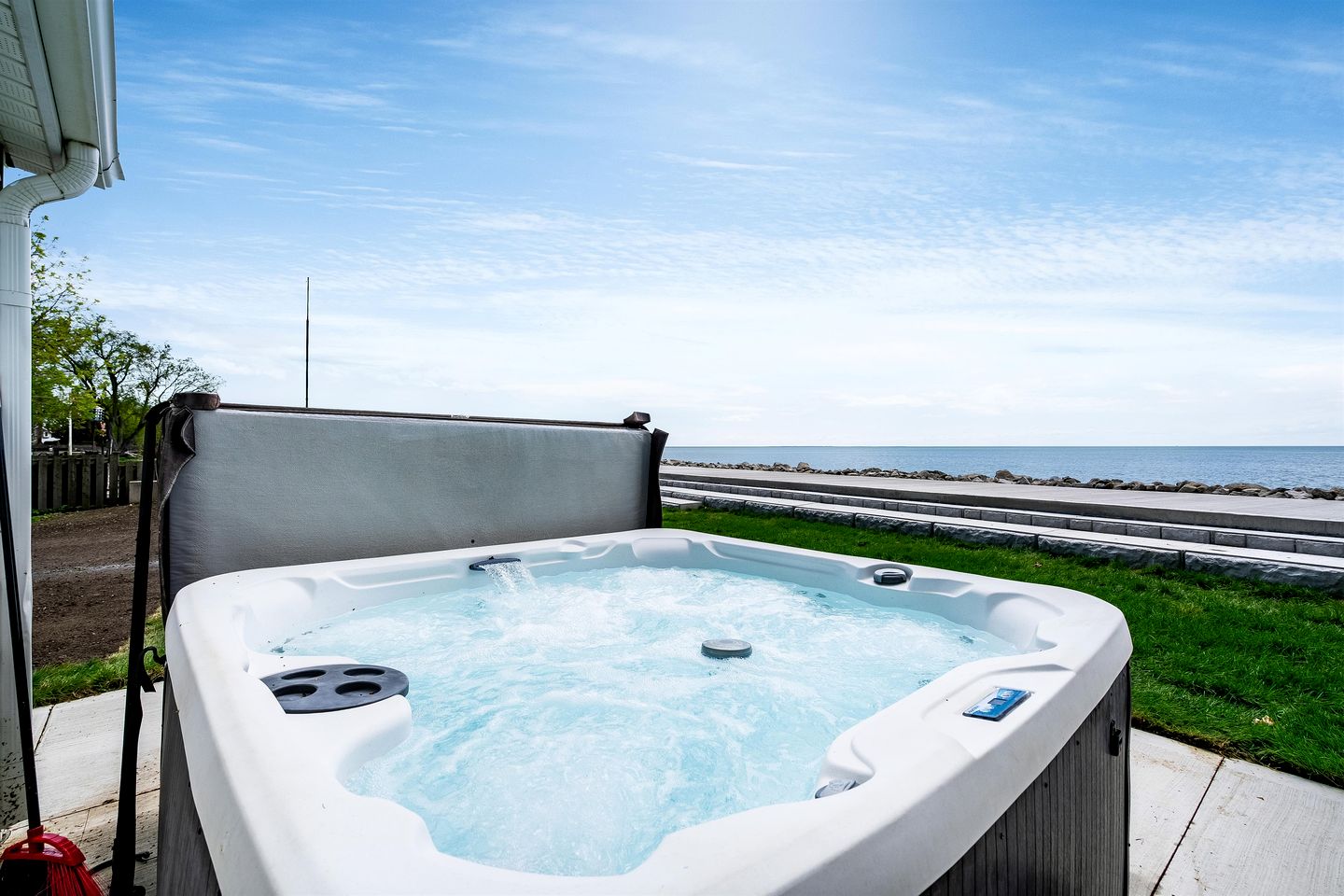 Fantastic Cottage with Fire Pit and Hot-tub in Leamington, Ontario