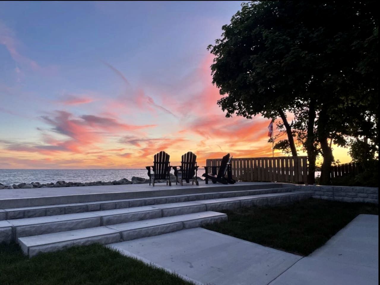 Fantastic Cottage with Fire Pit and Hot-tub in Leamington, Ontario