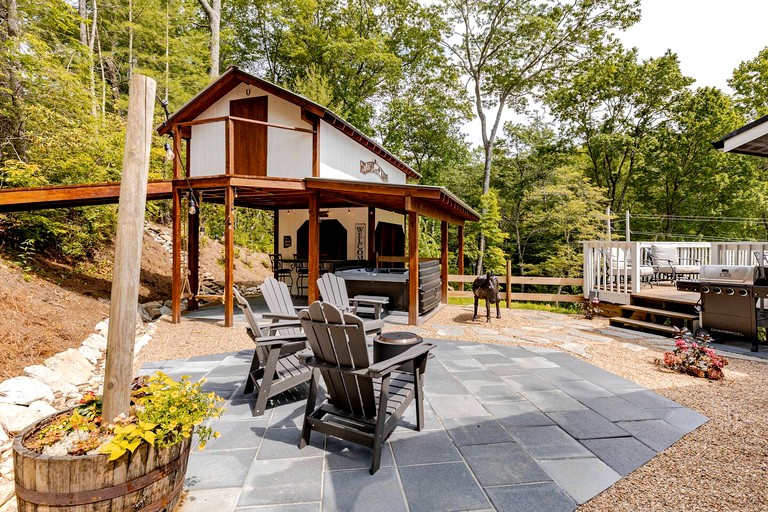 Enchanting Vacation Rental Farmhouse Embraced by Majestic Mountains near the Sparkling River in Lake Toxaway North Carolina