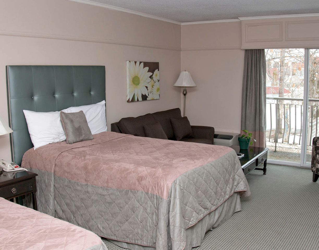 Bed inside luxury accommodation: Toronto, Ontario