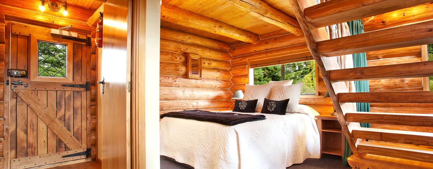Log Cabins (Te Anau, South Island, New Zealand)