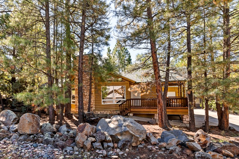 Serene Log Cabin Nestled in Northern Arizona's Ponderosa Pine Forest, near the Grand Canyon