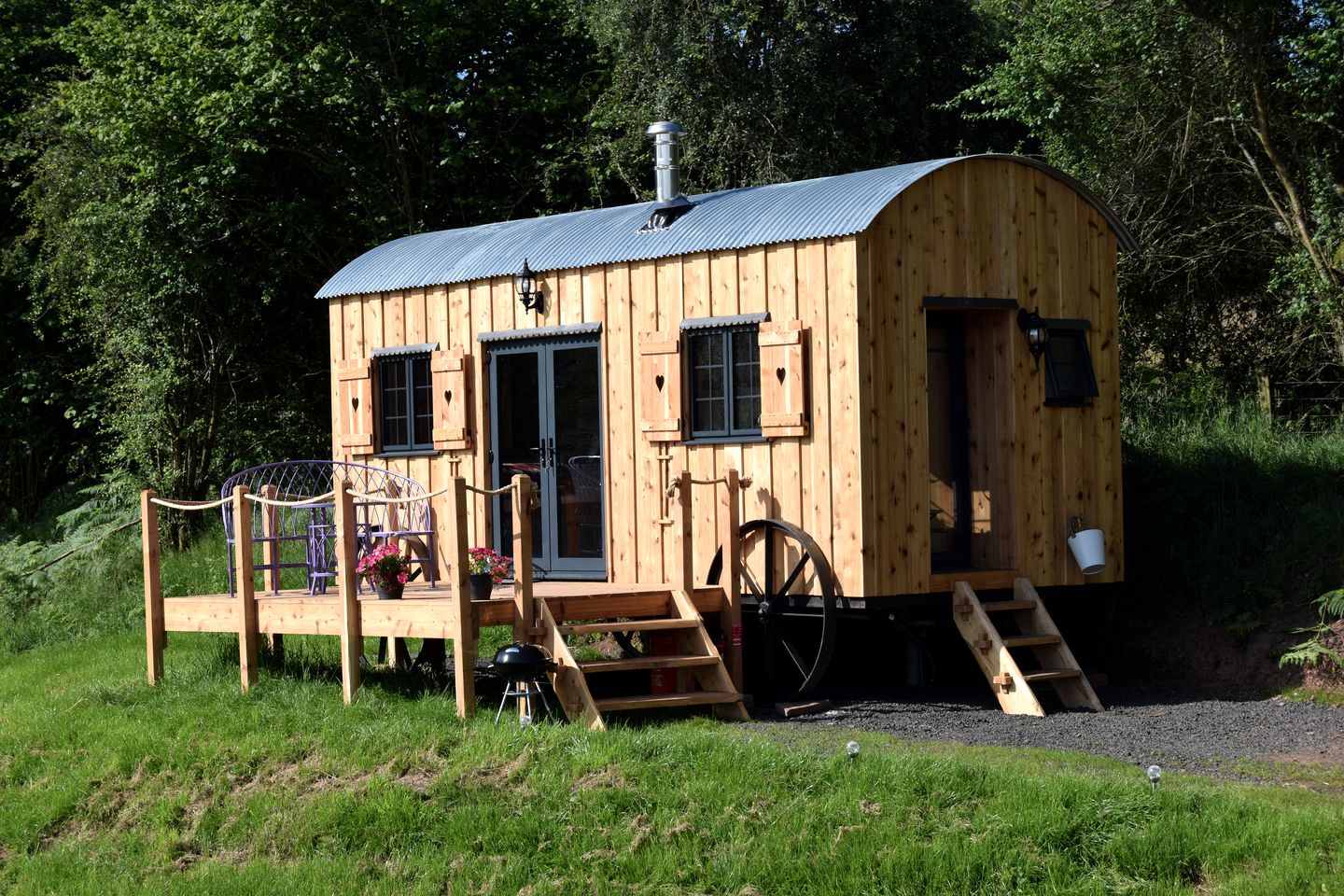 Romantic Retreat: Unwind in a Hut with Hot Tub and Valley Panoramas in Brecon, UK