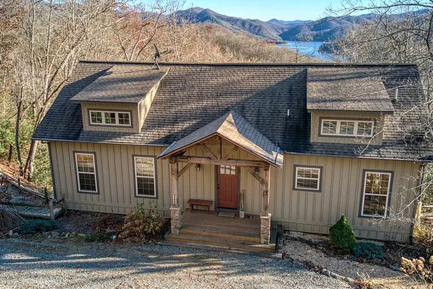 Lake Cabin Fully Equipped Ideal for Big Families in Topton, North Carolina