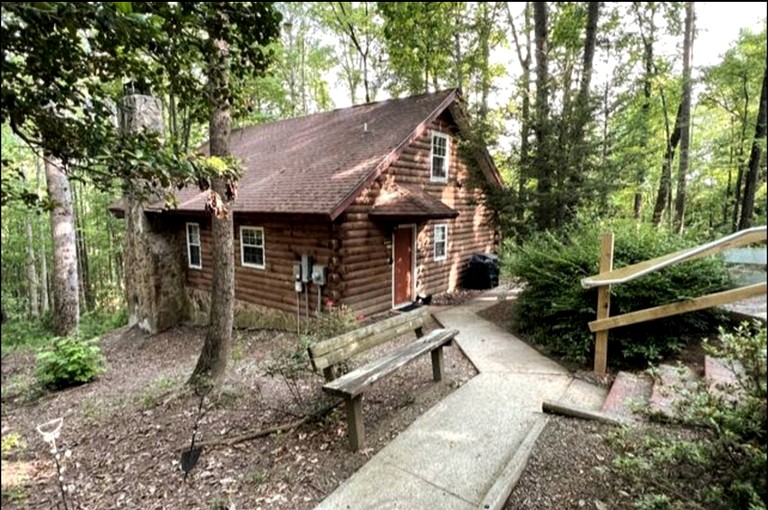 Cabins (United States of America, Wilkes County, North Carolina)
