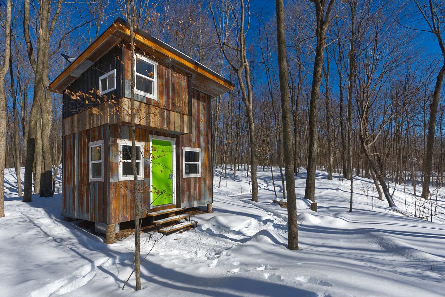 Cozy Cabin with Wood-Burning Stove for a Rustic Glamping Experience near Kingston