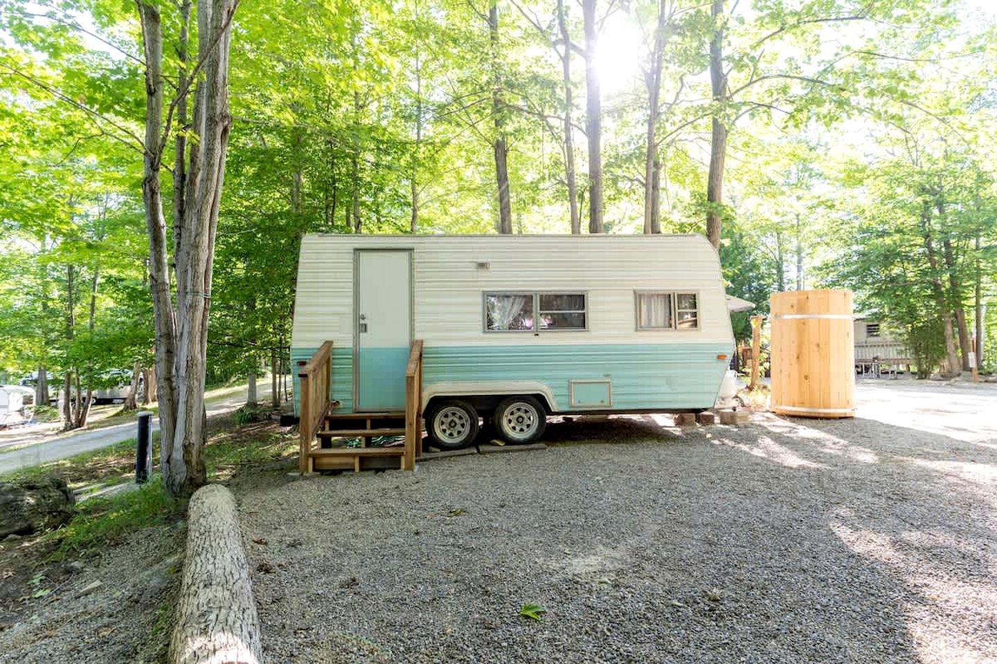 Caravans (Canada, Miller Lake, Ontario)
