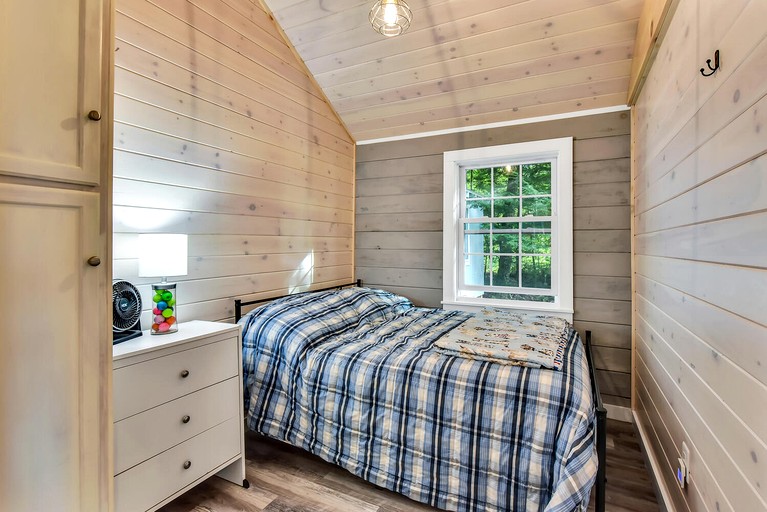 Cabins (United States of America, Belgrade, Maine)