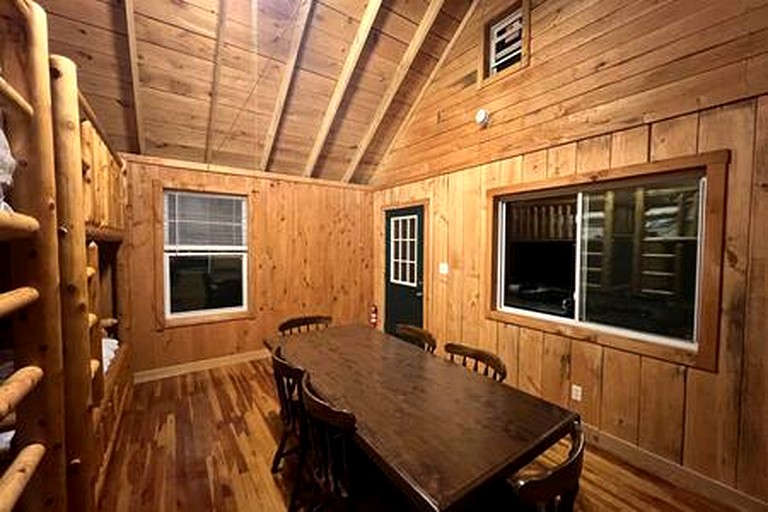 Cabins (United States of America, Belfast, Maine)
