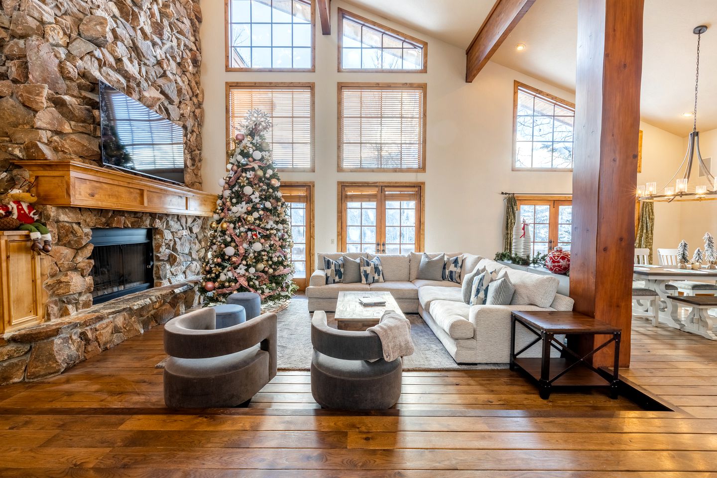 Elegant Mountain Getaway with Stunning Views, Hot Tub, and Cozy Fireplace in Park City, Colorado