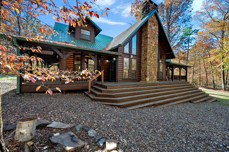 Gorgeous Cabin with Game Room and Hot Tub in Broken Bow, Oklahoma