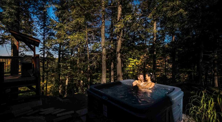 Cabins (Canada, Hawkesbury, Ontario)