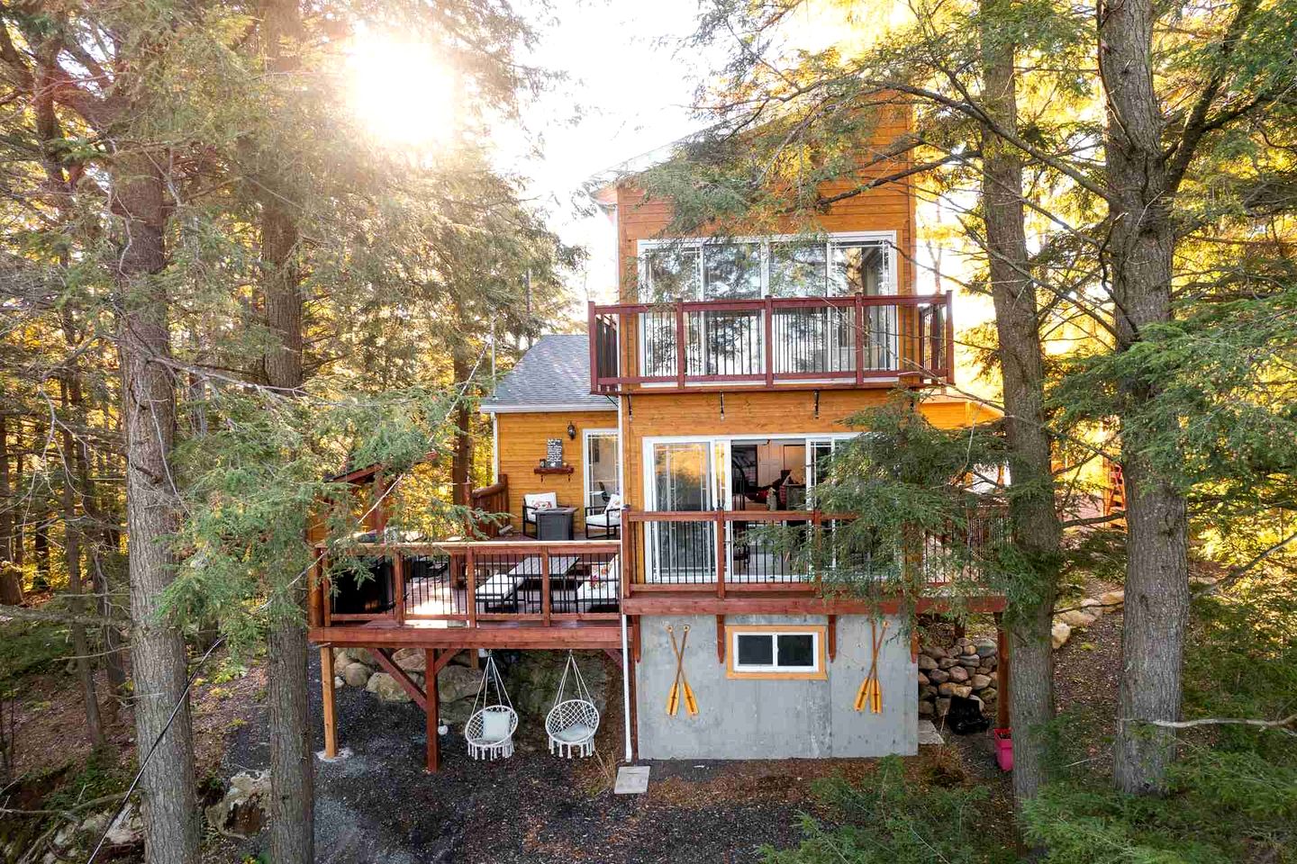 Cabins (Canada, Hawkesbury, Ontario)