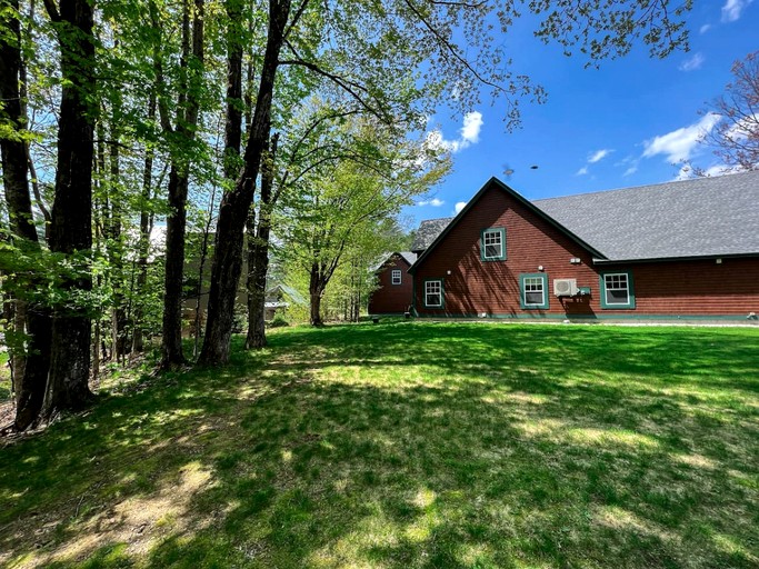 Gorgeous Riverfront Cabin with Games in North Conway, New Hampshire