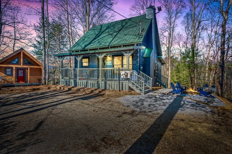 Gorgeous Secluded Cabin with Fire Pit and Barbecue in Sevierville, Tennessee
