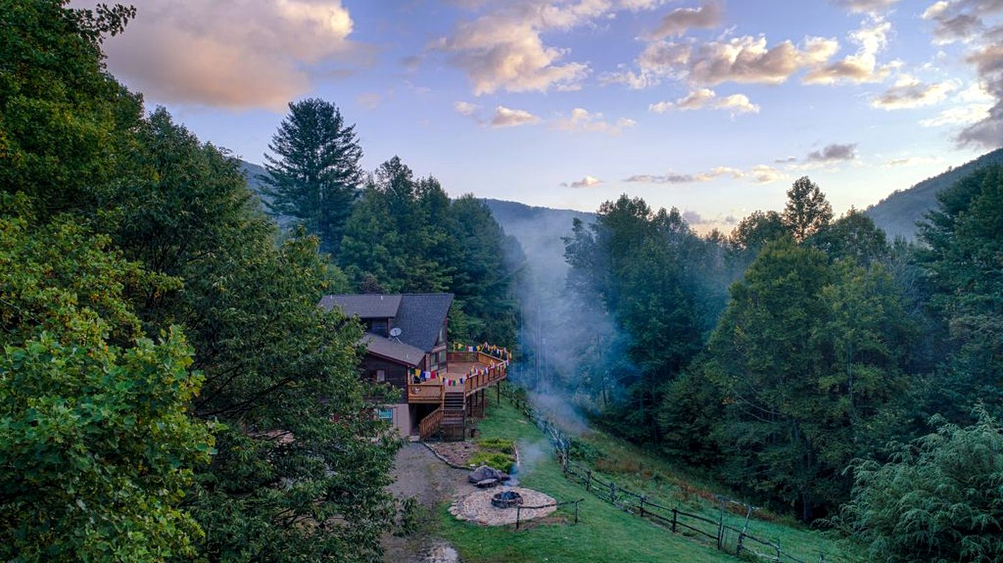 Gorgeous Secluded Creekfront Cabin with Fire Pit in Hot Springs, North Carolina