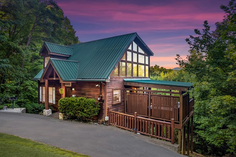 Gorgeous Secluded Wooden Cabin with Hot-tub and Pool Table in Sevierville, Tennessee