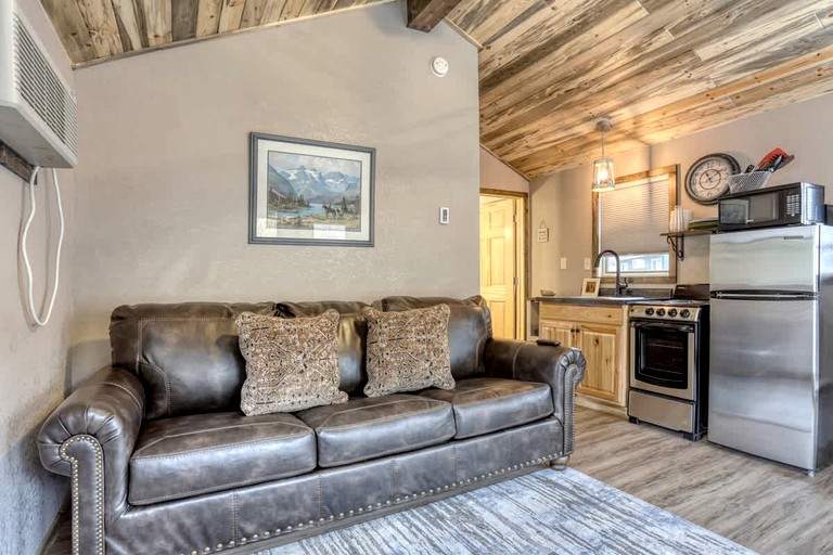 Vibrant Cozy Cabin Retreat near Black Hills Mountain in South Dakota