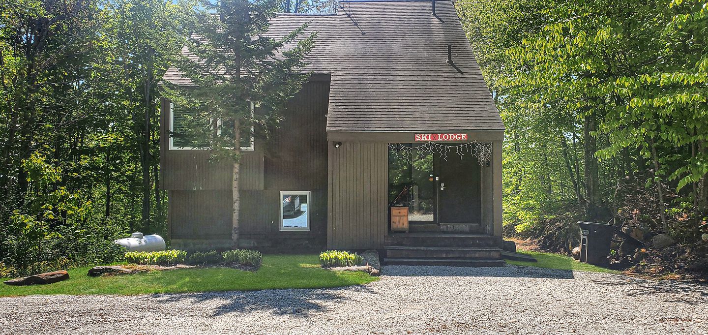 Cozy and Contemporary Cabin with Fire-Place close to the Great Eastern Trail for an Unforgettable Ski Escape, Vermont