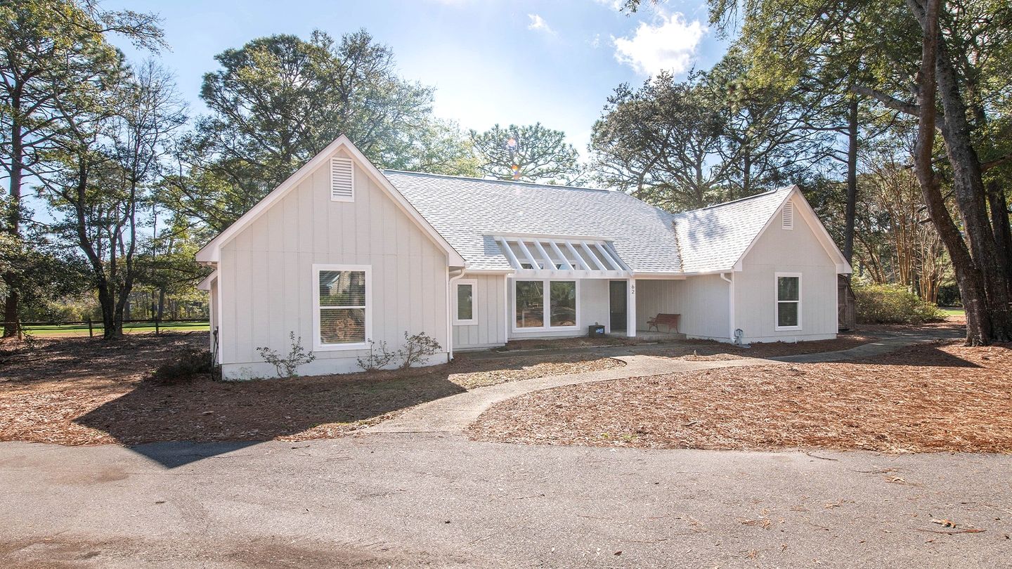 Modern Cottage with Endless Outdoor Activities in Pawleys Island, South Carolina