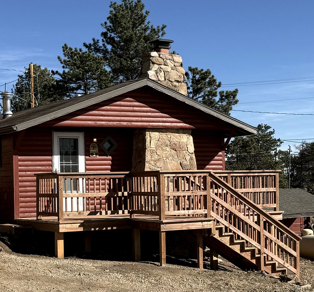 Historic Log Cabin with Fireplace and Mountain Views, Perfect for a Weekend Getaway to Red Lakes, CO