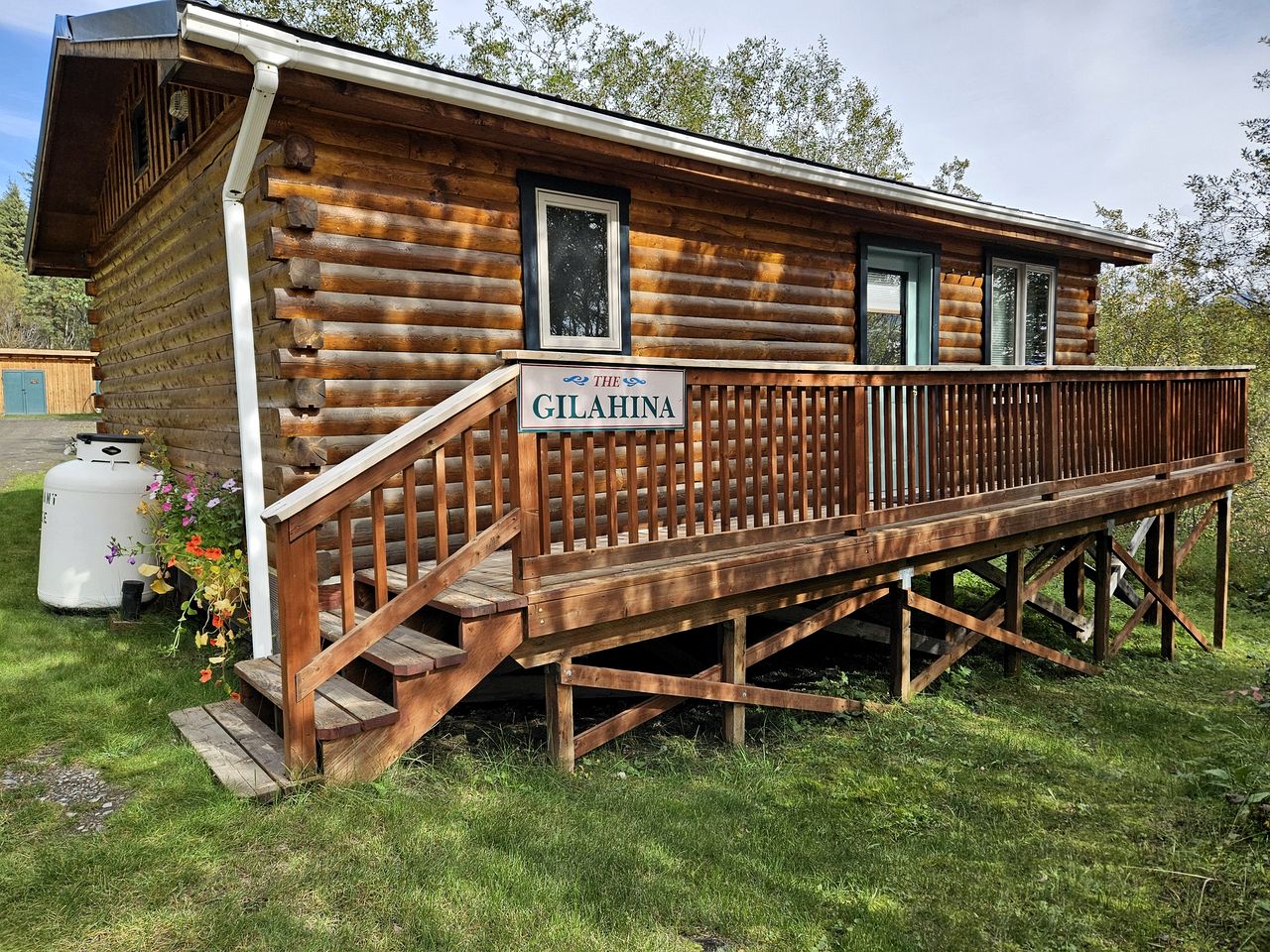 Spacious Alaskan-Style Log Cabin, the Perfect Base for Outdoor Adventures in McCarthy, Alaska