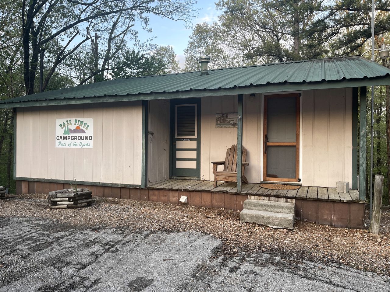 Two Bedroom Cabin with WiFi and Shared Outdoor Pool in Branson, Missouri