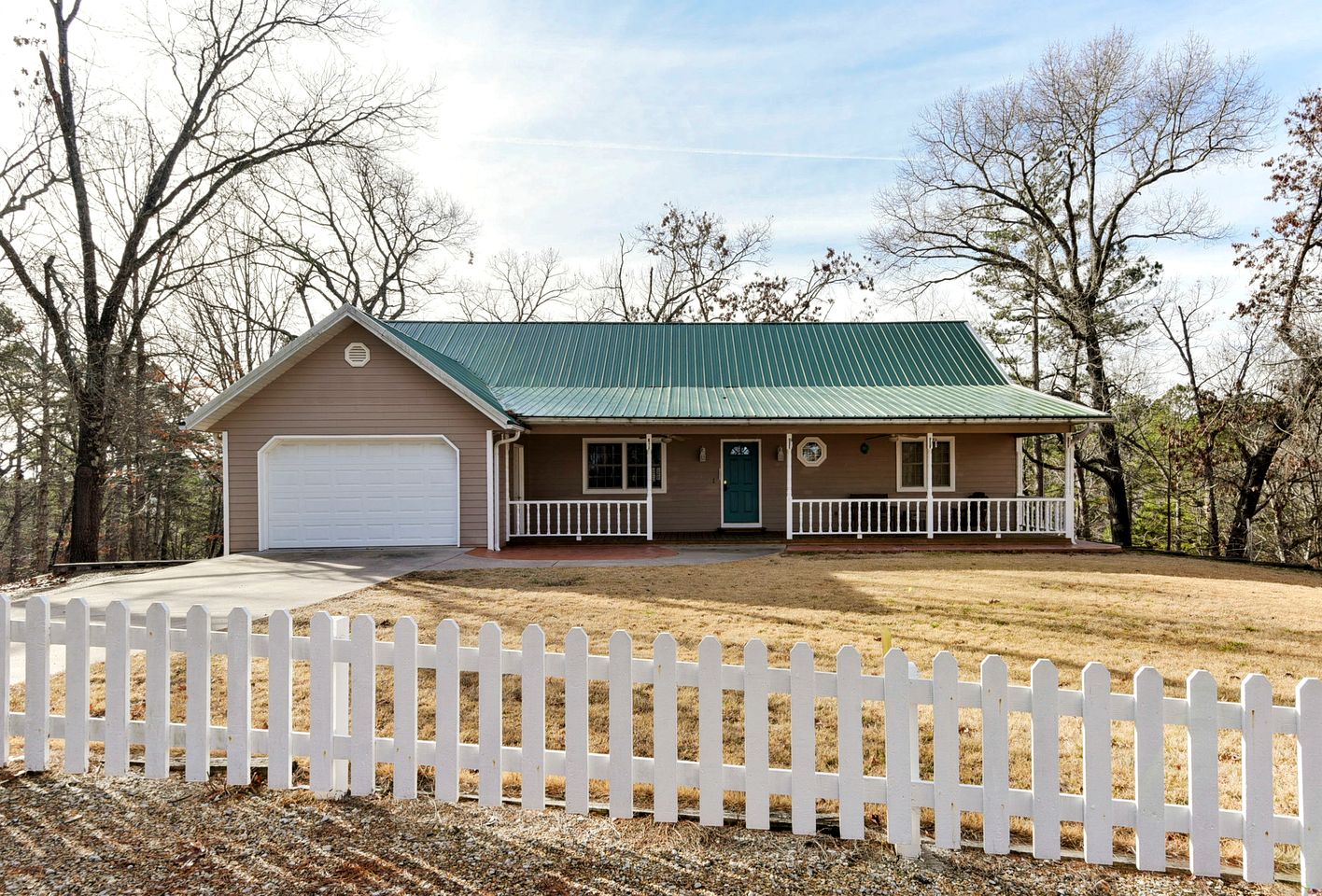 Spacious Family Sized Ozark Mountain Cabin with Pool Table and Game Room in Branson, Missouri