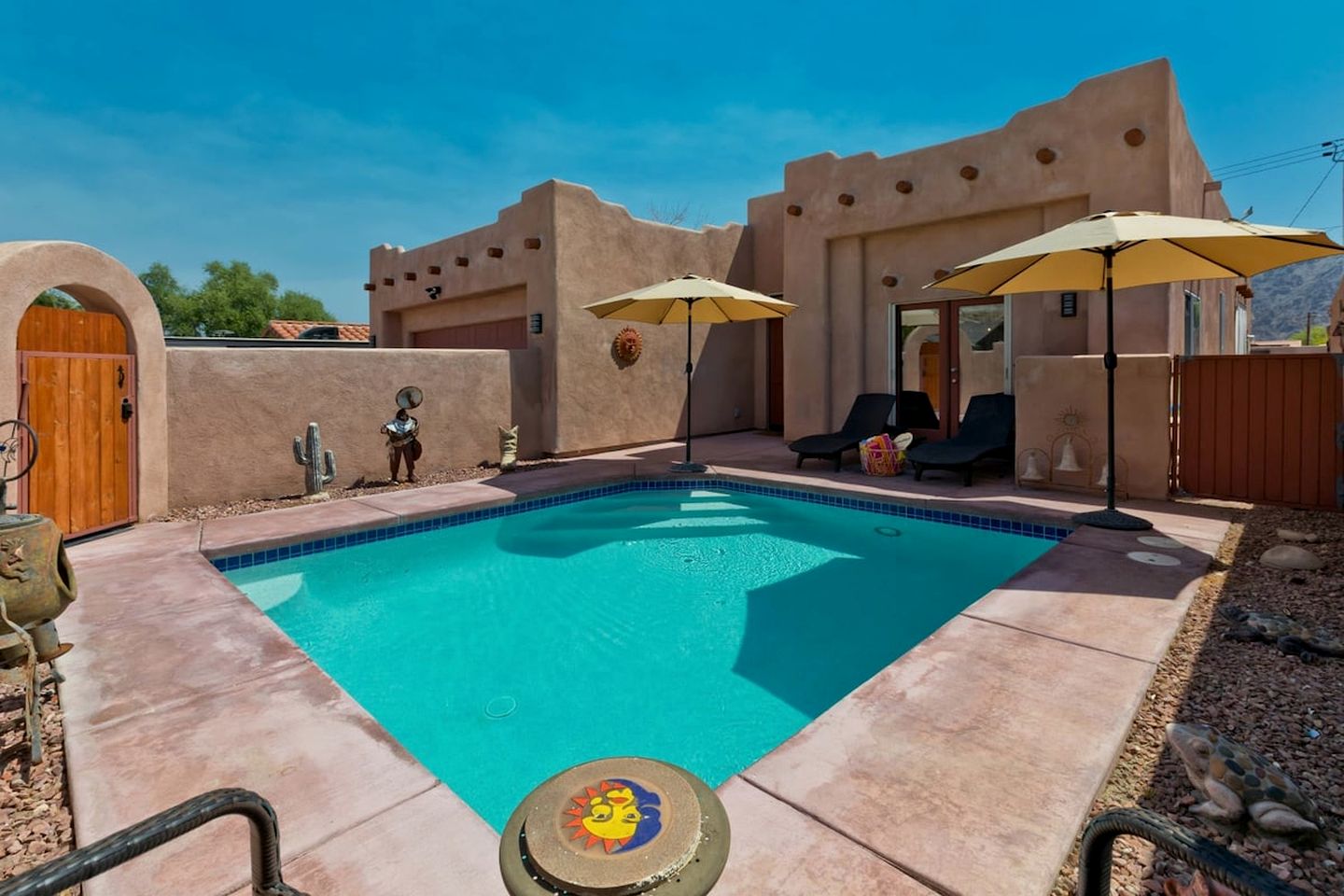Breathtaking Cottage with Game Room and Swimming Pool in La Quinta, California