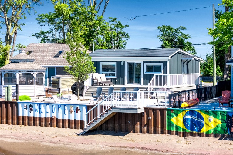Cottages (Canada, Leamington, Ontario)