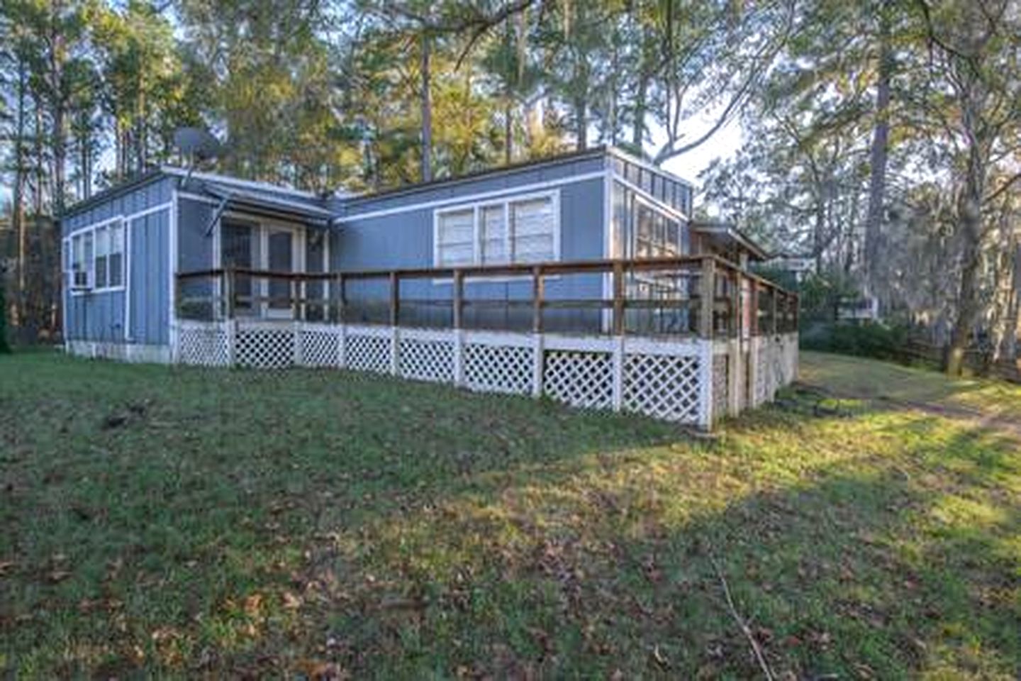 Riverfront Cottage with Fire Pit and Cozy Interior Perfect for Groups in Texas