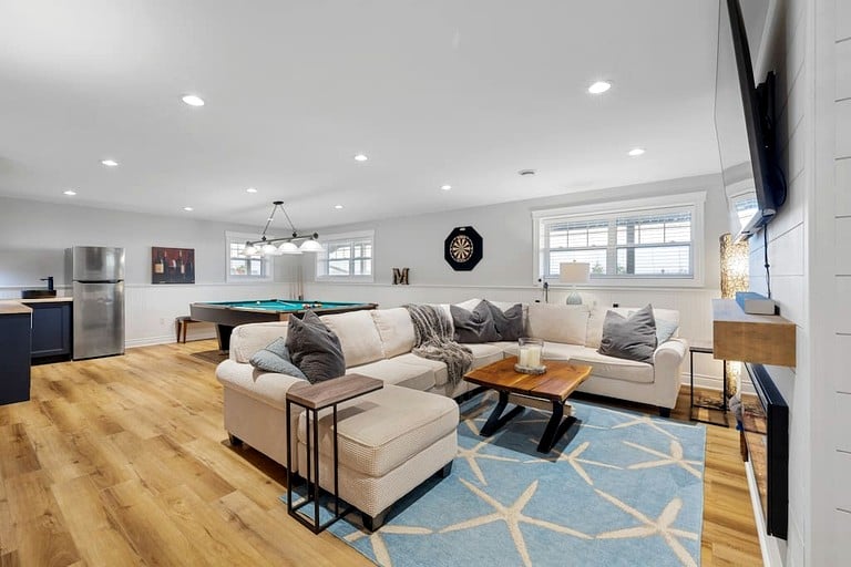Vacation Rentals (Canada, --, --)