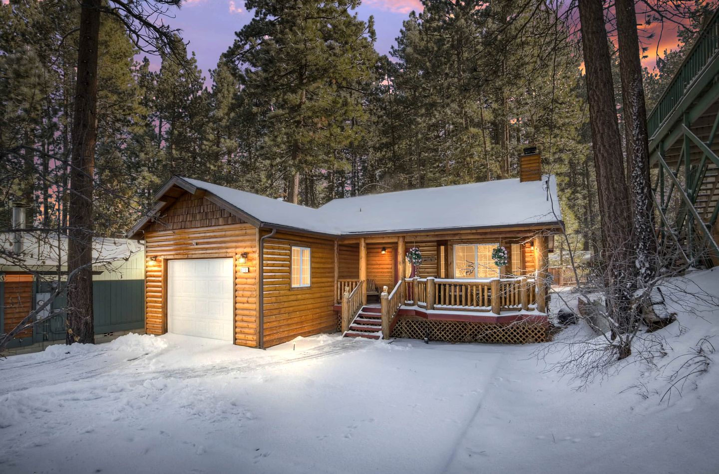 Rustic Cabin with Fireplace, Barbecue and Private Deck in Big Bear Lake, California
