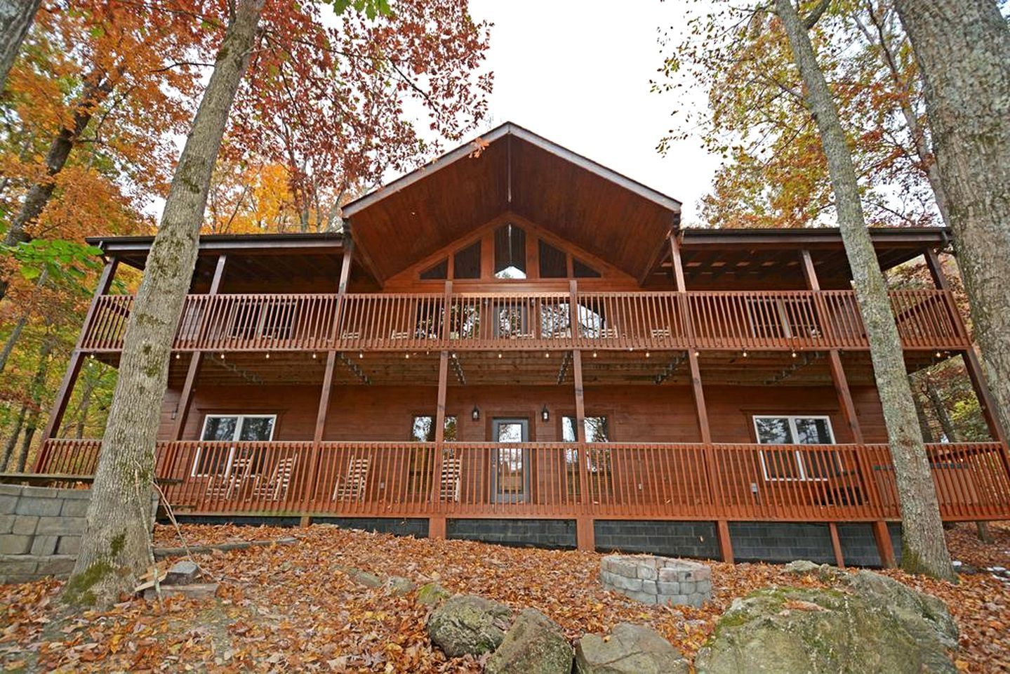 Fully-Equipped Cabin Rental in Tennessee, Perfect for Large Group Glamping in the Mountains