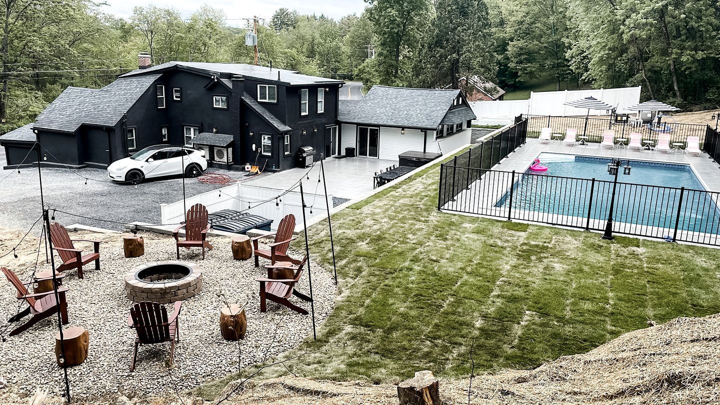 Delightful Cabin with Private Pool, Jacuzzi and Fire Pit in NY