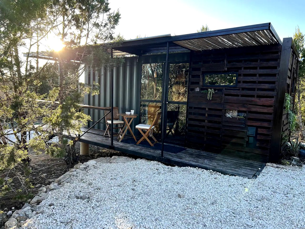Chic and Elegant Tiny House with Fire Pit Lovely for Couples Getaways in Kempner, Texas