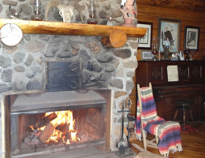 Cabins (Capulin, Colorado, United States)
