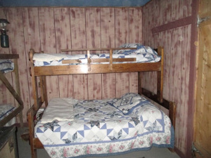 Cabins (Capulin, Colorado, United States)
