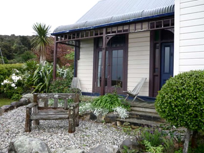 Cottages (The Catlins, South Island, New Zealand)