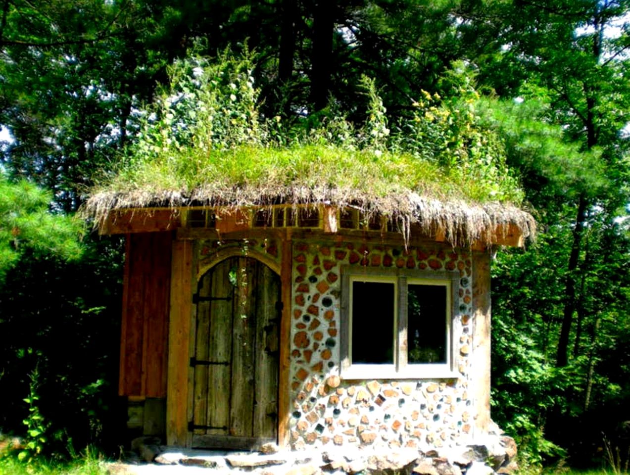 Enchanting Hobbit House in the Glades of the Frontenac Arch Biosphere Reserve