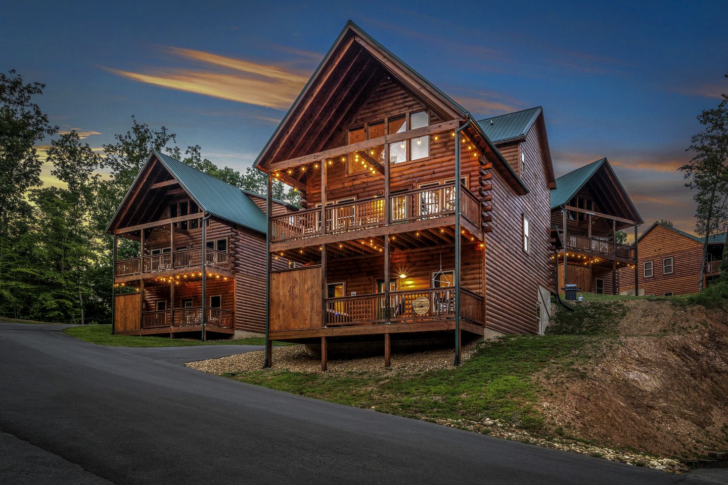 Unique Cabin wih Hot-tub and Games in Pigeon Forge, Tennessee